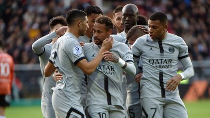 Les joueurs du PSG autour de Neymar après son but contre Lorient, le 6 novembre 2022. (JEAN-FRANCOIS MONIER / AFP)