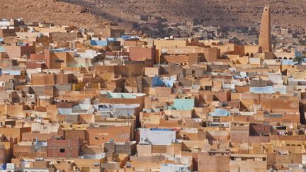 Ville du Mzab (Algérie) à 600 km au sud d’Alger. Au contraire des autres villes de la pentapole (région où se trouvaient cinq villes principales) mozabite, Beni Isguen n’est pas construite sur un piton rocheux mais sur le flan d’une colline rocheuse et c’est aussi la seule ville de la pentapole à ne pas avoir été bâtie sur l’oued M’zab. (Michael Runkel / Robert Harding Premium / robertharding )