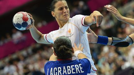 Les handballeuses fran&ccedil;aises se sont inclin&eacute;es d'un point contre le Mont&eacute;n&eacute;gro, le 7 ao&ucirc;t 2012 aux JO de Londres. (JAVIER SORIANO / AFP)