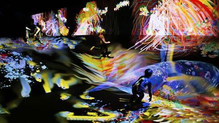 Dans l'obscurité, une chute d'eau se transforme en cascade de fleurs, des papillons volettent d'une pièce à l'autre : l'univers du collectif japonais teamLab, plein de mouvement et de couleurs, est à la Grande Halle de la Villette. Tout est virtuel et merveilleux dans cette exposition interactive. Jusqu'au 9 septembre. Vue de l'exposition "teamLab : au-delà des limites", 2018
 (teamLab)