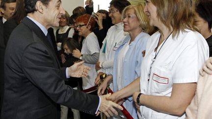 Nicolas Sarkozy serre la main de membres du personnel à l'hôpital d'Avignon, le 21/12/10 (AFP/Jean-Paul Pélissier)