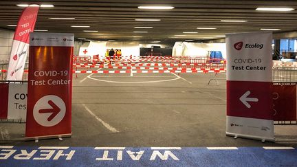 Un centre de test&nbsp;est installé dans l'aéroport de Bruxelles (Belgique), le 26 novembre 2021. (EYEPRESS NEWS / AFP)