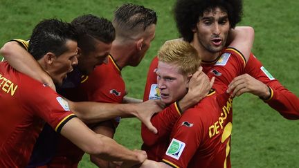 Kevin De Bruyne (&agrave; droite) est f&eacute;licit&eacute; par ses partenaires apr&egrave;s avoir ouvert le score contre les Etats-Unis, mardi 1er juillet 2014 &agrave; Salvador (Br&eacute;sil). (PEDRO UGARTE / AFP)