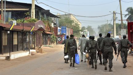 Des membres des forces de s&eacute;curit&eacute; malienne patrouillent autour de "La Terrasse", le restaurant touch&eacute; par un attentat, &agrave; Bamako, au Mali,&nbsp;samedi 7 mars 2015.&nbsp; (HABIBOU KOUYATE / AFP)