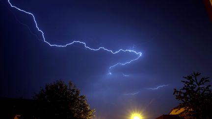 Un éclair, le 31 mai 2018 à Thionville (Moselle).&nbsp; (PIERRE HECKLER / MAXPPP)