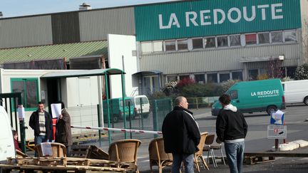 Des employ&eacute;s de La Redoute bloquent l'acc&egrave;s au site de Wattrelos (Nord), le 19 mars 2014.&nbsp; (CITIZENSIDE /THIERRY THOREL / AFP)