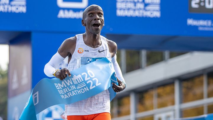 Eliud Kipchoge réagit en découvrant son record du monde à l'arrivée du marathon de Berlin (Allemagne), le 25 septembre 2022. (AFP)