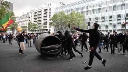 Loi du travail : heurts entre policiers et manifestants dans le cortège parisien