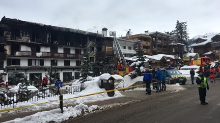 Des pompiers sont sur les lieux d'un incendie à Courchevel (Savoie), le 20 janvier 2019. (FANNY HARDY / AFP)
