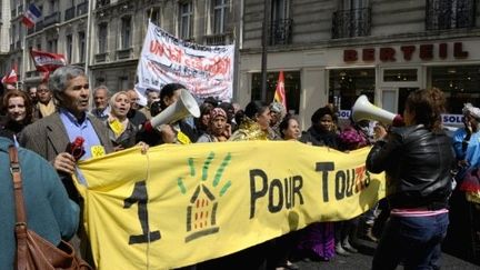 Des militants pour le droit au logement, dont l'association du DAL, manifestent le 23 juillet 2011, à Paris. (AFP - Miguel Medina)