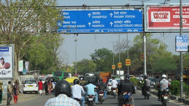 &nbsp; (L'entrée dans Jaipur, la capitale du Rajasthan © Serge Martin)