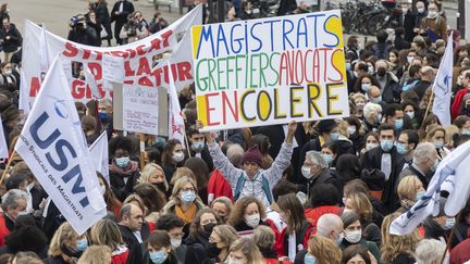 Une manifestation des professionnels de la justice pour dénoncer le manque de moyens dans leur profession, le 15 décembre 2021 à Paris. (VINCENT ISORE / MAXPPP)