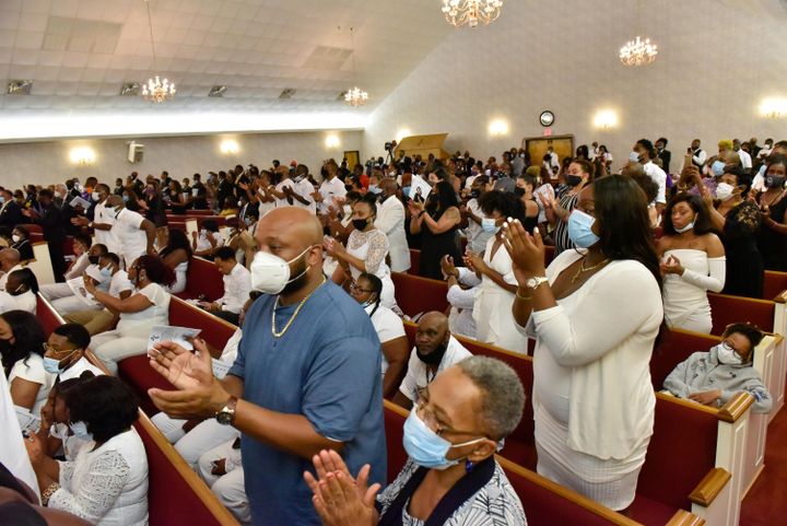 Les proches de&nbsp;George Floyd&nbsp;lui ont rendu un nouvel hommage dans l'intimité familiale à Raeford, en Caroline du Nord (Etats-Unis), samedi 6 juin 2020. (POOL NEW / REUTERS)