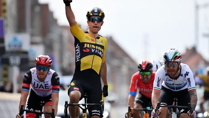 Wout Van Aert n'a laissé aucune chance à ses rivaux lors du sprint final à Wevelgem, le 28 mars 2021. (DAVID STOCKMAN / BELGA MAG)