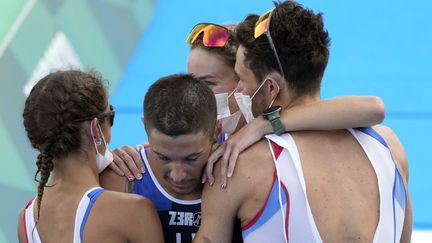 Les membres du&nbsp;relais mixte français de triathlon&nbsp;se félicitent après avoir obtenu la médaille de bronze&nbsp;aux Jeux olympiques de Tokyo, le 31 juillet 2021. (MAXPPP)