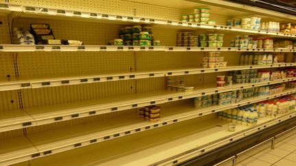 Un rayon de beurre à moitié vide dans un supermarché de Vaux-sur-Mer (Charente-Maritime), le 6 novembre 2017. (CITIZENSIDE / AFP)