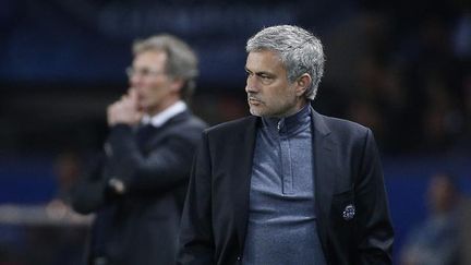 &nbsp; (PSG-Chelsea mardi soir, un match aussi entre deux entraineurs, Laurent Blanc et au premier plan José Mourinho © MaxPPP)