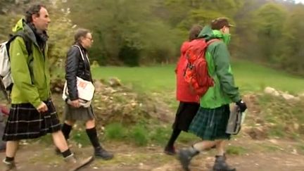 Hommes en jupes en promenade dans le Limousin
 (France 3 / Culturebox)