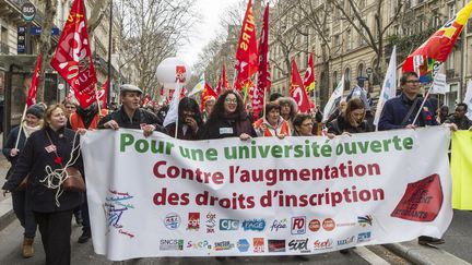 Manifestation universitaire derrière une banderole "Pour une université ouverte. Contre la hausse des frais d'inscription", à Paris, le 12 mars 2019. (AMAURY CORNU / HANS LUCAS)