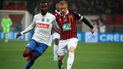 Le défenseur versaillais&nbsp;Boigny Alledji face au Nicois Melvin Bard lors de la demi-finale de Coupe de France, mardi 1er mars 2022. (VALERY HACHE / AFP)