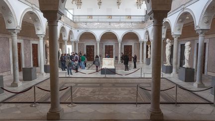 Des visiteurs se prom&egrave;nent dans le mus&eacute;e du Bardo, &agrave; Tunis (Tunisie), vendredi 27 mars 2015.&nbsp; (AMINE LANDOULSI / ANADOLU AGENCY / AFP)