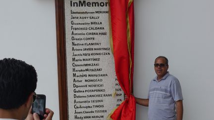 &nbsp; (À l'entrée du musée du Bardo, des tunisiens se prennent en photo devant la plaque avec les noms des 22 victimes © Thibault Cavaillés - Radio France)