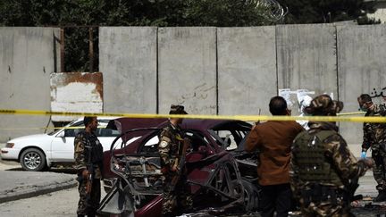 Le "T-Wall" de l'ambassade des Etats-Unis à Kaboul, après l'explosion d'une voiture piégée le 15 août 2016. (WAKIL KOHSAR / AFP)