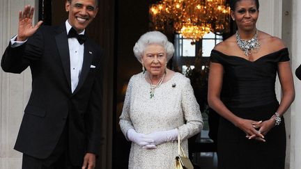 Le pr&eacute;sident Barack Obama et son &eacute;pouse Michelle, re&ccedil;us par la reine Elizabeth II au&nbsp;Winfield House&nbsp;&agrave; Londres, le 25 mai 2011. (JEWEL SAMAD / AFP)