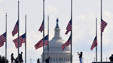 Les drapeaux américains sont aussi en berne devant le Capitole (États-Unis), le 9 septembre 2022. (OLIVIER DOULIERY / AFP)