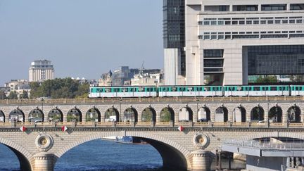 Derri&egrave;re le m&eacute;tro parisien, le minist&egrave;re de l'Economie et des Finances, &agrave; Paris. (ANTOINE LORGNIER / ONLY FRANCE / AFP)