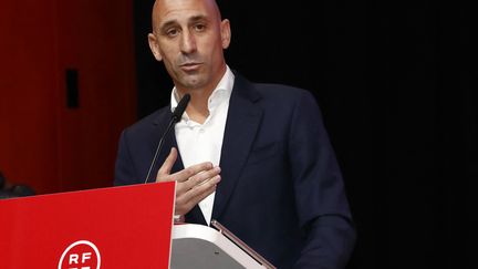 Luis Rubiales s'exprime lors d'une assemblée générale extraordinaire de la fédération espagne de football, le 25 août 2023, à Madrid, en Espagne. (EIDAN RUBIO / RFEF / AFP)