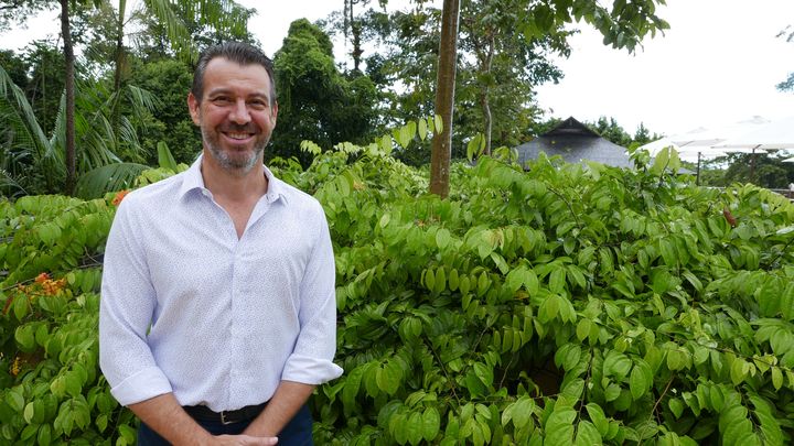 Arnaud Girodon à Langkawi : "Niché au cœur de la forêt primaire, sur l’île paradisiaque de Langkawi, l'hôtel a choisi de protéger l’environnement qui l’entoure et d’embarquer ses clients dans la démarche", explique le Français directeur de l’établissement. (EMMANUEL LANGLOIS / FRANCEINFO)