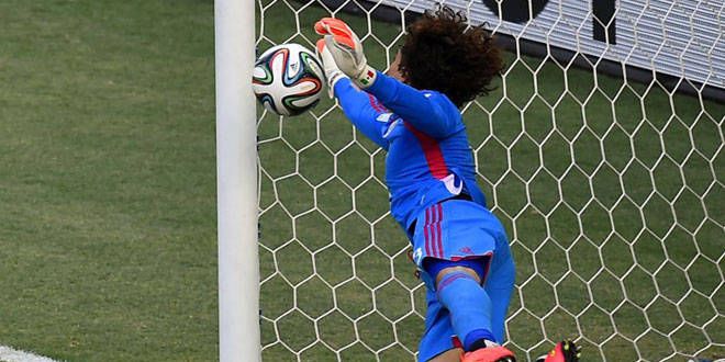 Le portier mexicain Guillermo Ochoa en mode "Gordon Banks" face au Brésil