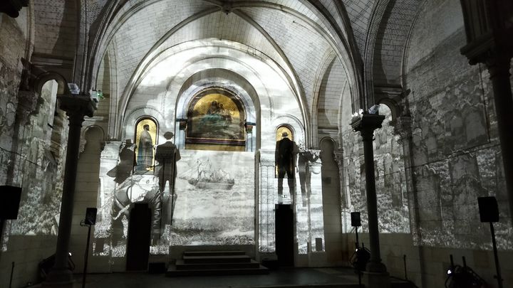 Exposition dans la chapelle Guez de Balzac d'Angoulême (© Laetitia de Germon)