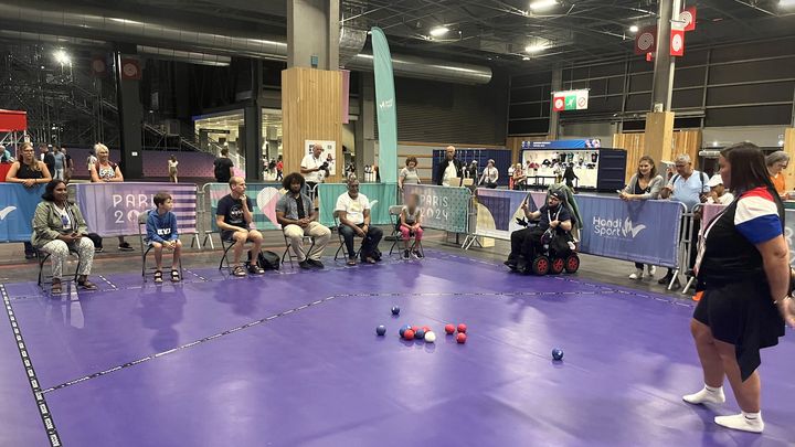 Une initiation à la boccia est proposée aux spectateurs de l'Arena Paris Sud. (Hortense Leblanc)