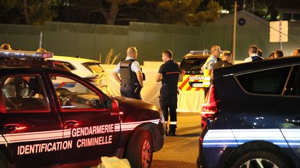 Des gendarmes et des pompiers interviennent sur une sortie d'autoroute où un gendarme a été mortellement percuté, le 26 août 2024, à Mougins (Alpes-Maritimes). (PATRICE LAPOIRIE / NICE MATIN / MAXPPP)