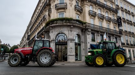 Des agriculteurs manifestent, le 22 octobre 2019, devant la préfecture de Lyon pour dénoncer "l'agribashing". (NICOLAS LIPONNE / NURPHOTO / AFP)