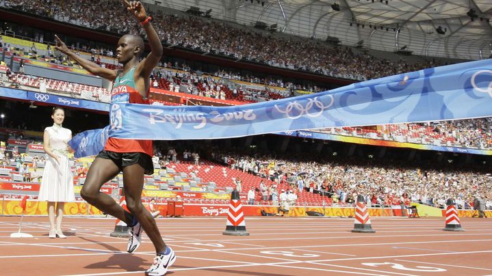 Le K&eacute;nyan Samuel Kamau Wanjiru remporte le marathon des Jeux olympiques de P&eacute;kin (Chine), le 24 ao&ucirc;t 2008. (DAVID J. PHILLIP / AP / SIPA)