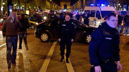 Des policiers manifestent sur les Champs-Elys&eacute;es apr&egrave;s s'&ecirc;tre vu refuser l'acc&egrave;s au minist&egrave;re de l'Int&eacute;rieur, le 25 avril 2012 &agrave; Paris, pour protester contre la mise en examen d'un de leurs coll&egrave;gues. (BERTRAND LANGLOIS / AFP)