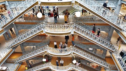 A partir du lundi 16 août, il faudra présenter son pass sanitaire pour entrer dans la Samaritaine, à Paris, comme dans&nbsp;sept autres grands centres commerciaux de la capitale. (PHILIPPE MODOL / RADIO FRANCE)