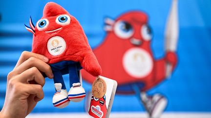 La mascotte 'Phryge' des J.O. de Paris 2024 dans un magasin à Paris, le 25 juillet 2024. (Illustration) (KIRILL KUDRYAVTSEV / AFP)