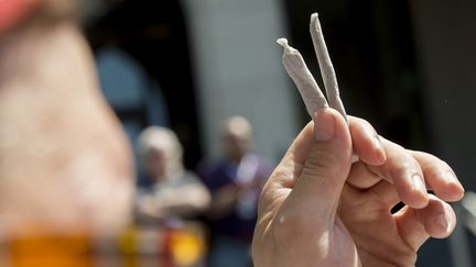 L'Américain Adam Eidinger, cofondateur de l'association DC Marijuana Justice, distribue des joints de marijuana gratuits aux résidents de&nbsp;Washington, le 20 avril 2017. (SAUL LOEB / AFP)