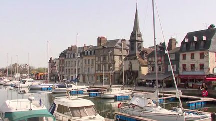 Les touristes ont déserté le centre d’Honfleur (Calvados), jeudi 1er avril. Le port est habituellement bondé à la veille d’un week-end de Pâques. Le secteur du tourisme s’inquiète. (FRANCE 3)