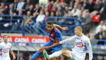 El Arabi (Caen) devance Lejeune (Istres) (JEAN YVES DESFOUX / MAXPPP TEAMSHOOT)