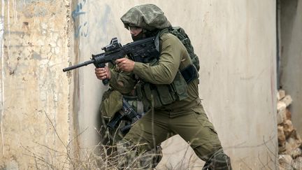 Un soldat israélien mène une opération près de Naplouse (Cisjordanie), le 4 mai 2018. (Photo d'illustration) (JAAFAR ASHTIYEH / AFP)