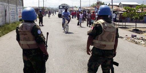 Casques bleus de l'ONU brésiliens à Port-au-Prince, capitale d'Haïti, le 19-4-2009 (AFP - Thony Belizaire)