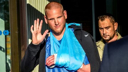 Le soldat am&eacute;ricain Spencer Stone, qui a neutralis&eacute; le tireur du Thalys, sort d'une clinique de Lesquin (Nord), le 22 ao&ucirc;t 2015. (PHILIPPE HUGUEN / AFP)