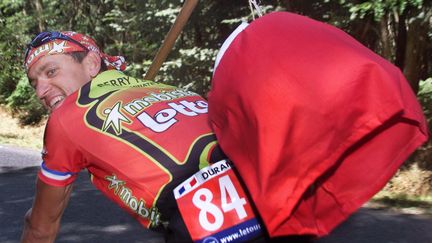 Le coureur fran&ccedil;ais Jacky Durand porte une lanterne rouge, symbole de sa derni&egrave;re place au g&eacute;n&eacute;ral, sur le Tour de France 1999, le 25 juillet.&nbsp; (JOEL SAGET / AFP)