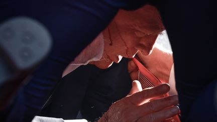 Donald Trump est protégé par les services secrets après avoir été touché à l'oreille par un tir, le 13 juillet 2024, pendant un meeting à Butler (Pennsylvanie). (ANNA MONEYMAKER / GETTY IMAGES NORTH AMERICA)