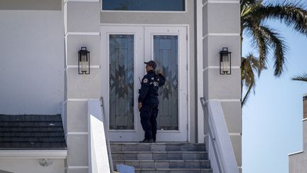 Un pompier frappe à la porte d'une maison à la recherche de survivants après les dévastations causées par l'ouragan Ian à Fort Myers en Floride. La commune est considérée comme "l'épicentre" des destructions par le gouverneur de l'Etat.&nbsp; (RICARDO ARDUENGO / AFP)